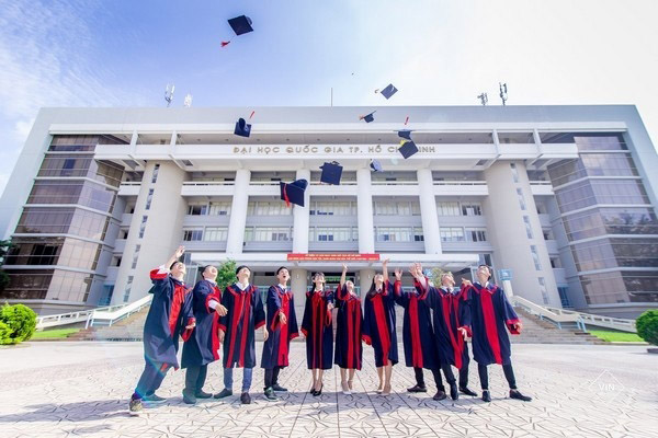 Áo cử nhân đồng phục tốt nghiệp trường Đại học Quốc gia