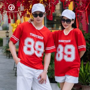 Áo lớp thiết kế màu đỏ phong cách thể thao