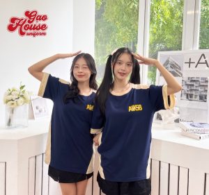 Mẫu áo lớp cổ tròn tone be phối tím nổi bật