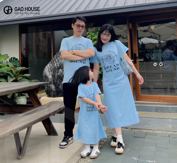 May đồng phục gia đình đi biển tại Nghệ An